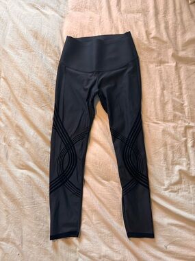High-Waist Black Athletic Leggings with Subtle Pattern